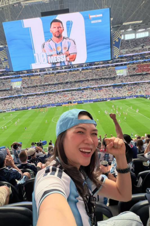 G&acirc;y sốt khi sang Mỹ xem World Cup cổ vũ Messi nhưng kh&aacute;n giả lại ch&uacute; đến l&agrave;n da của Mỹ T&acirc;m - Ảnh 1.