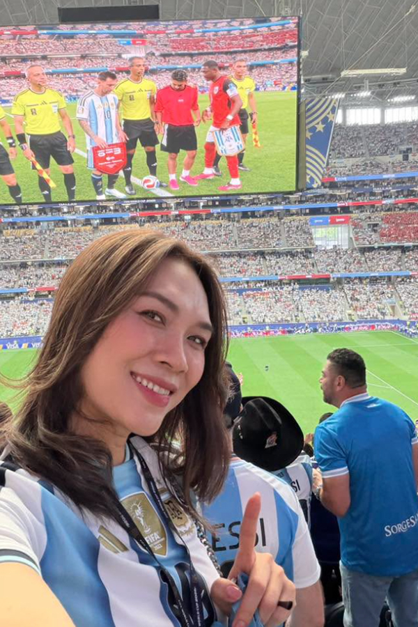 G&acirc;y sốt khi sang Mỹ xem World Cup cổ vũ Messi nhưng kh&aacute;n giả lại ch&uacute; đến l&agrave;n da của Mỹ T&acirc;m - Ảnh 2.
