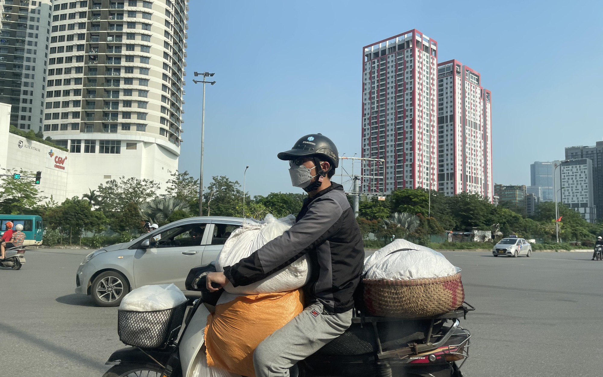 Miền Bắc đ&oacute;n 'mưa v&agrave;ng' giải nhiệt, nhiệt độ H&agrave; Nội c&oacute; giảm trong đợt nắng n&oacute;ng như thi&ecirc;u đốt - Ảnh 2.