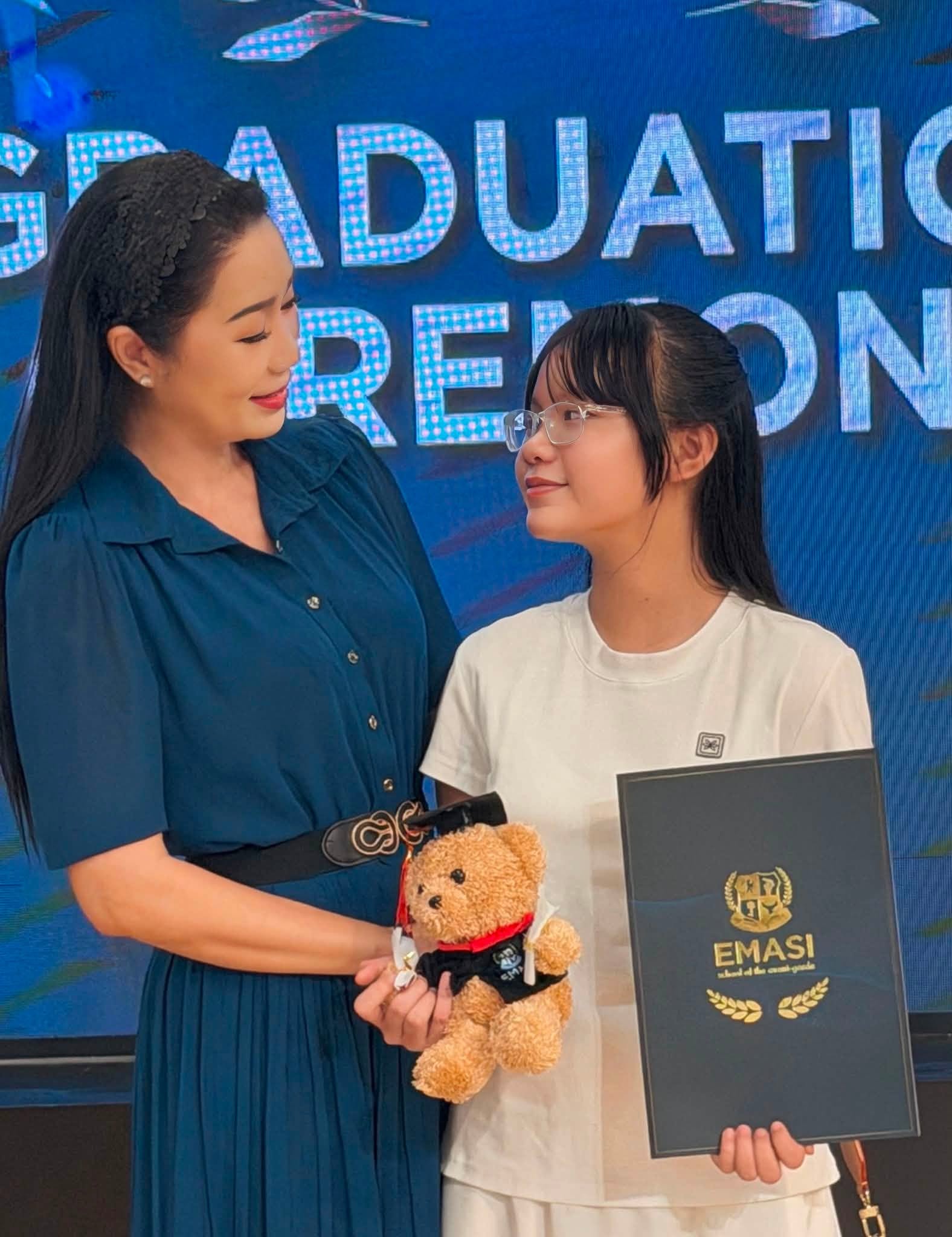 NSND Trịnh Kim Chi chia sẻ hình ảnh con gái 11 tuổi đáng yêu và tài năng - Ảnh 7. NSND Trịnh Kim Chi chia sẻ hình ảnh con gái 11 tuổi đáng yêu và tài năng - Ảnh 7.