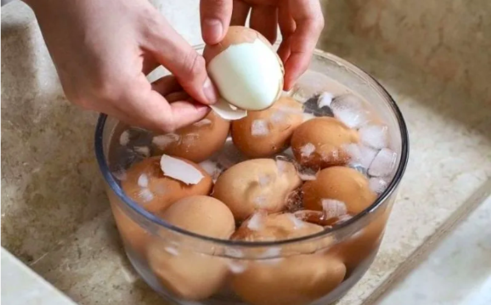 Ăn trứng buổi sáng tưởng bổ dưỡng, hóa ra 4 thói quen này lại âm thầm gây hại sức khỏe - Ảnh 4.