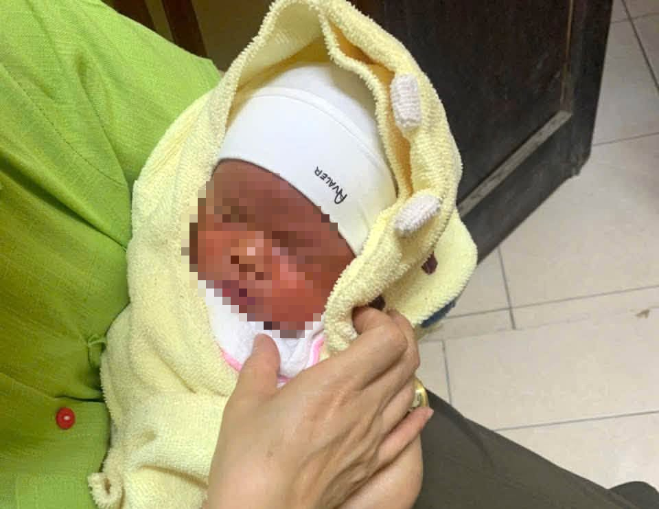 Xót xa bé gái sơ sinh bị bỏ rơi ở khu vực nhà văn hóa trong đêm - Ảnh 1. Xót xa bé gái sơ sinh bị bỏ rơi ở khu vực nhà văn hóa trong đêm - Ảnh 1.