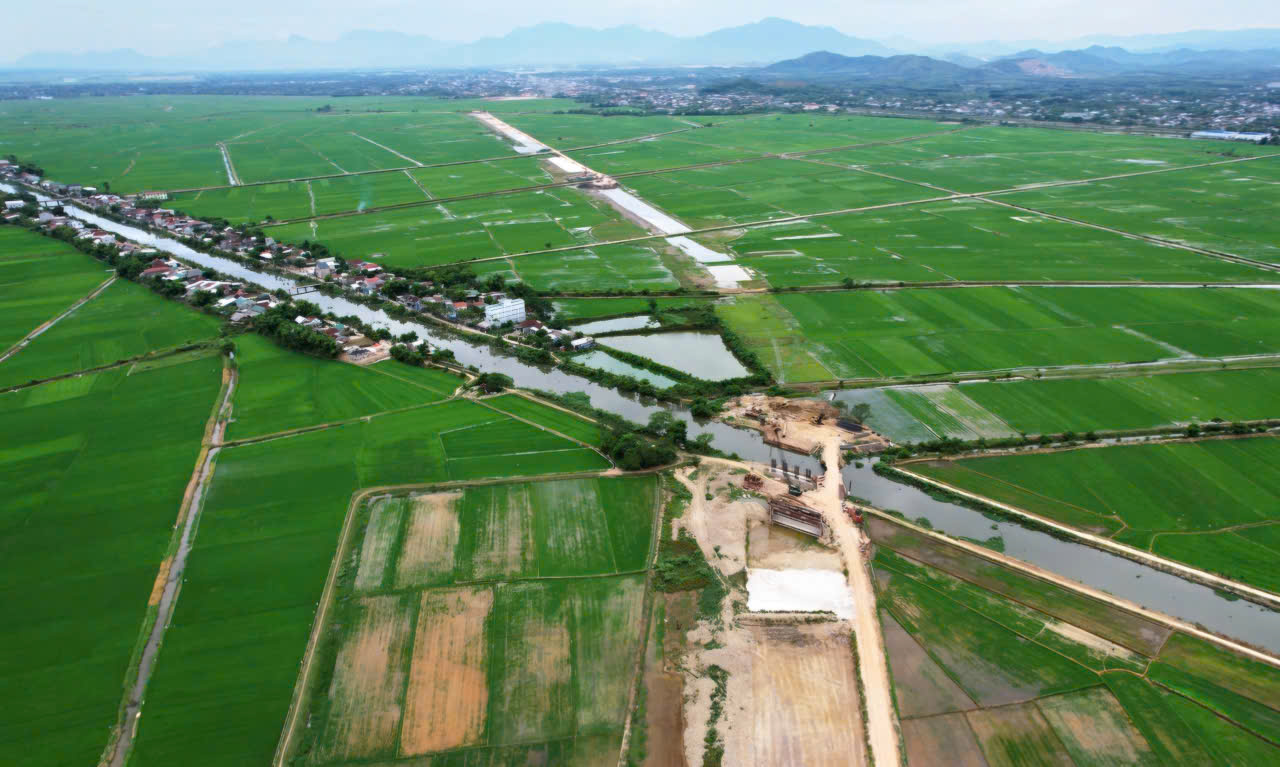 Cận cảnh đường ngh&igrave;n tỷ ở Huế thi c&ocirc;ng &igrave; ạch, một nh&agrave; thầu bị chấm dứt hợp đồng - Ảnh 1.