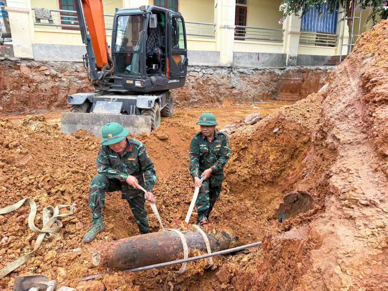 Đào móng xây trường học, phát hiện bom 250kg còn nguyên kíp nổ - Ảnh 1.