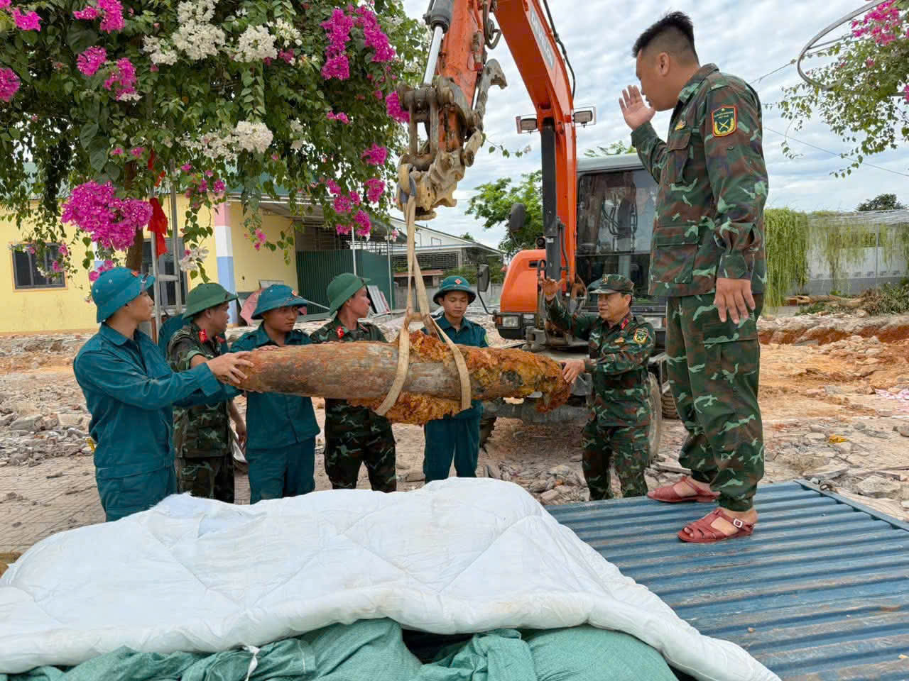Đào móng xây trường học, phát hiện bom 250kg còn nguyên kíp nổ - Ảnh 2.