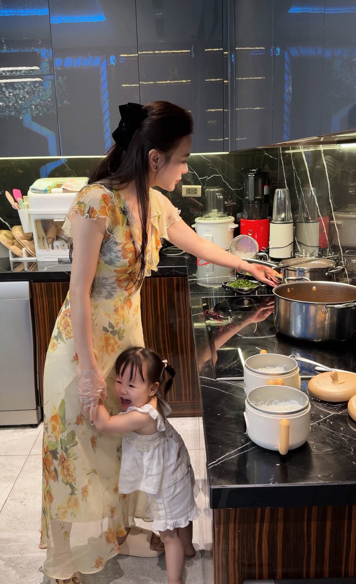 Tin sao ngày 24/6: Phương Oanh khoe con gái 'bám' mẹ; Lê Phương nhớ bạn cũ - Ảnh 1.