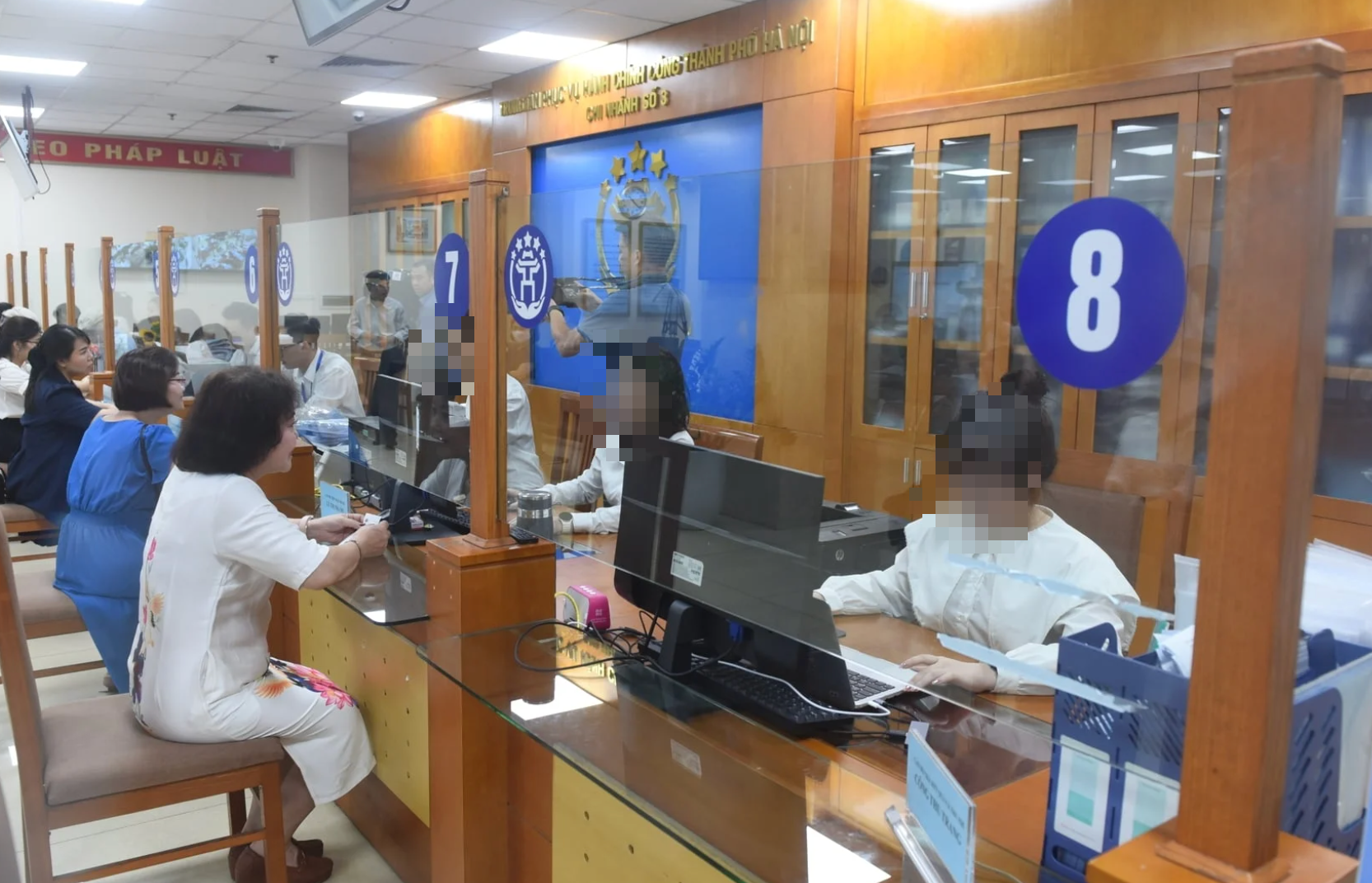 Vụ cụ b&agrave; gần 100 tuổi gặp kh&oacute; khi l&agrave;m giấy ủy quyền: H&agrave; Nội sẽ r&agrave; so&aacute;t quy tr&igrave;nh, chấn chỉnh tr&aacute;ch nhiệm c&aacute;n bộ, người đứng đầu Trung t&acirc;m Phục vụ H&agrave;nh ch&iacute;nh c&ocirc;ng Th&agrave;nh phố - Ảnh 2.