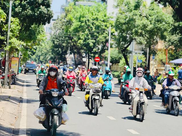 Tin s&aacute;ng 26/6: Trung Bộ vẫn duy tr&igrave; nắng n&oacute;ng gay gắt; Lương c&ocirc;ng chức tăng từ 1/7: Ai được hưởng mức tăng nhiều nhất? - Ảnh 1.