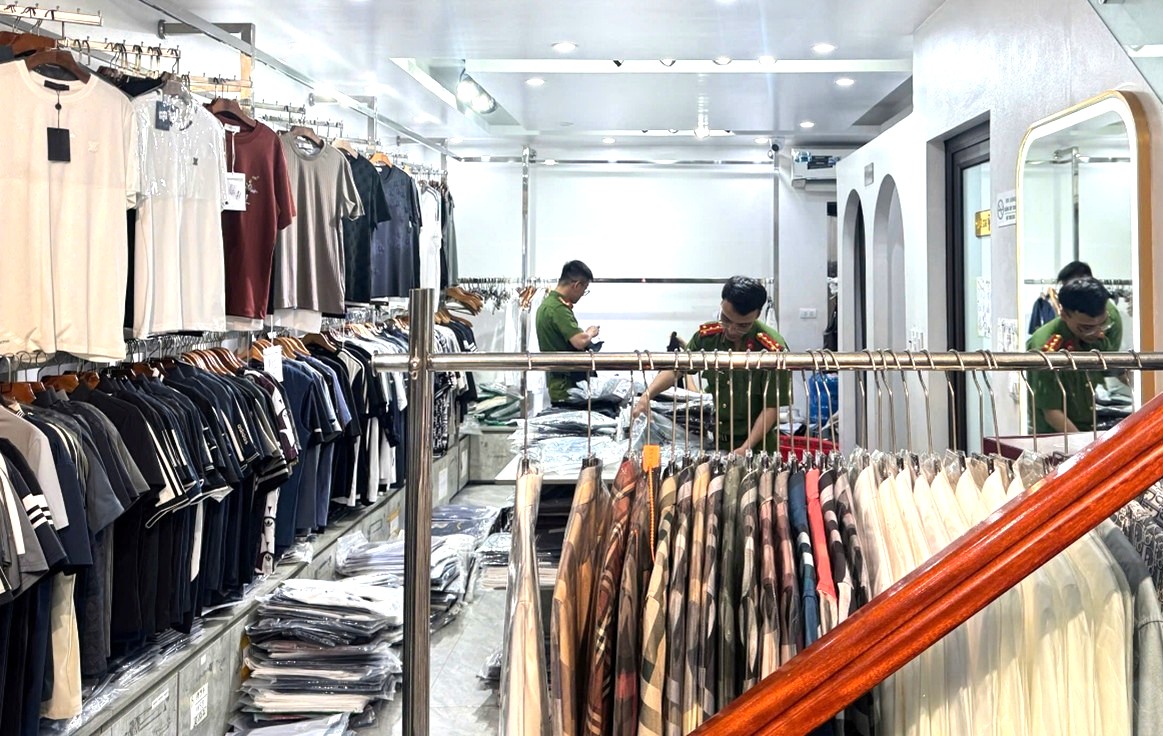 Ham lợi nhuận cao, chủ cửa h&agrave;ng b&aacute;n gần 1.500 sản phẩm giả thương hiệu nổi tiếng  - Ảnh 1.