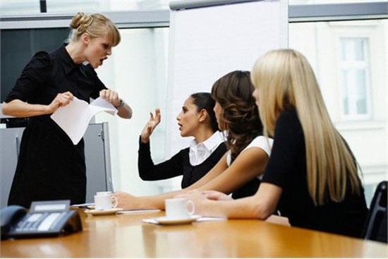 T&acirc;m l&yacute; học c&ocirc;ng sở: Khi bị sếp ph&ecirc; b&igrave;nh trước mặt mọi người, n&ecirc;n ứng xử thế n&agrave;o? - Ảnh 1.