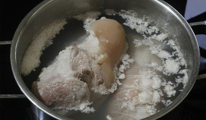 Luộc thịt ngon chuẩn kh&ocirc;ng cần chỉnh: B&iacute; quyết gi&uacute;p thịt trắng đẹp , mềm ngọt - Ảnh 1.