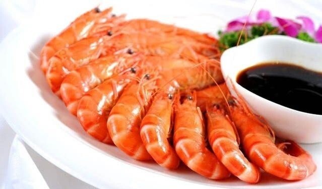 B&iacute; quyết luộc t&ocirc;m ngon tự nhi&ecirc;n kh&ocirc;ng cần nhiều gia vị , chỉ với quế v&agrave; chanh - Ảnh 3.