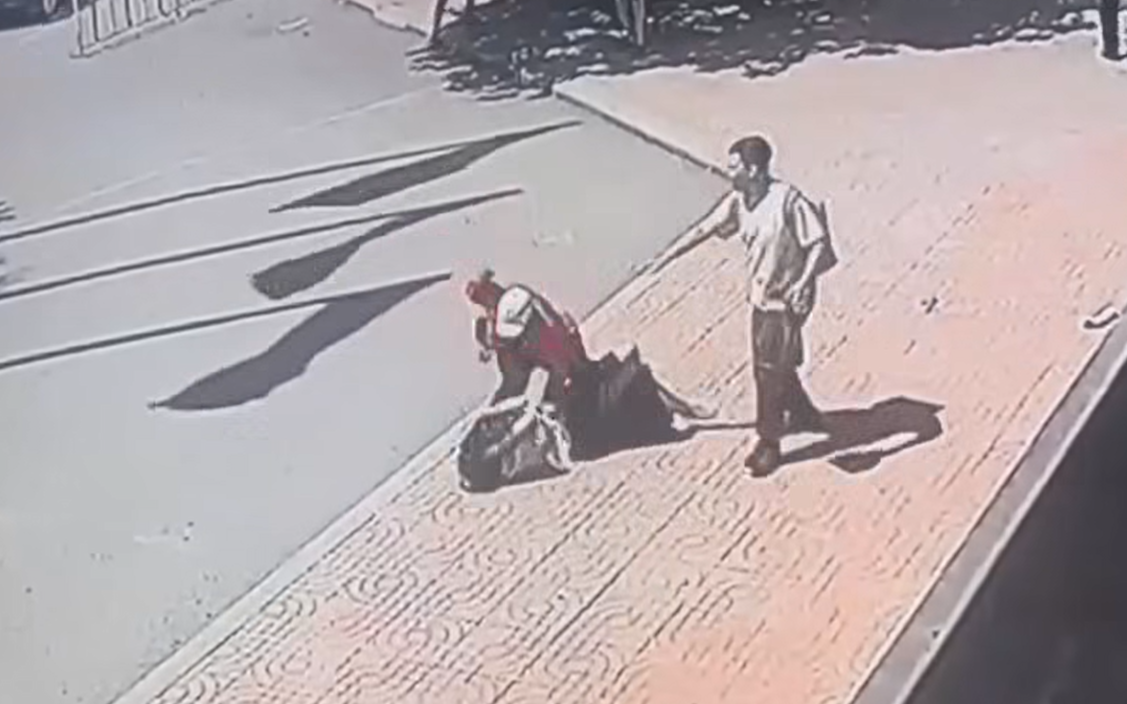 C&ocirc; g&aacute;i trẻ bị h&agrave;nh hung d&atilde; man trước cửa nh&agrave; tại H&agrave; Nội - Ảnh 2.