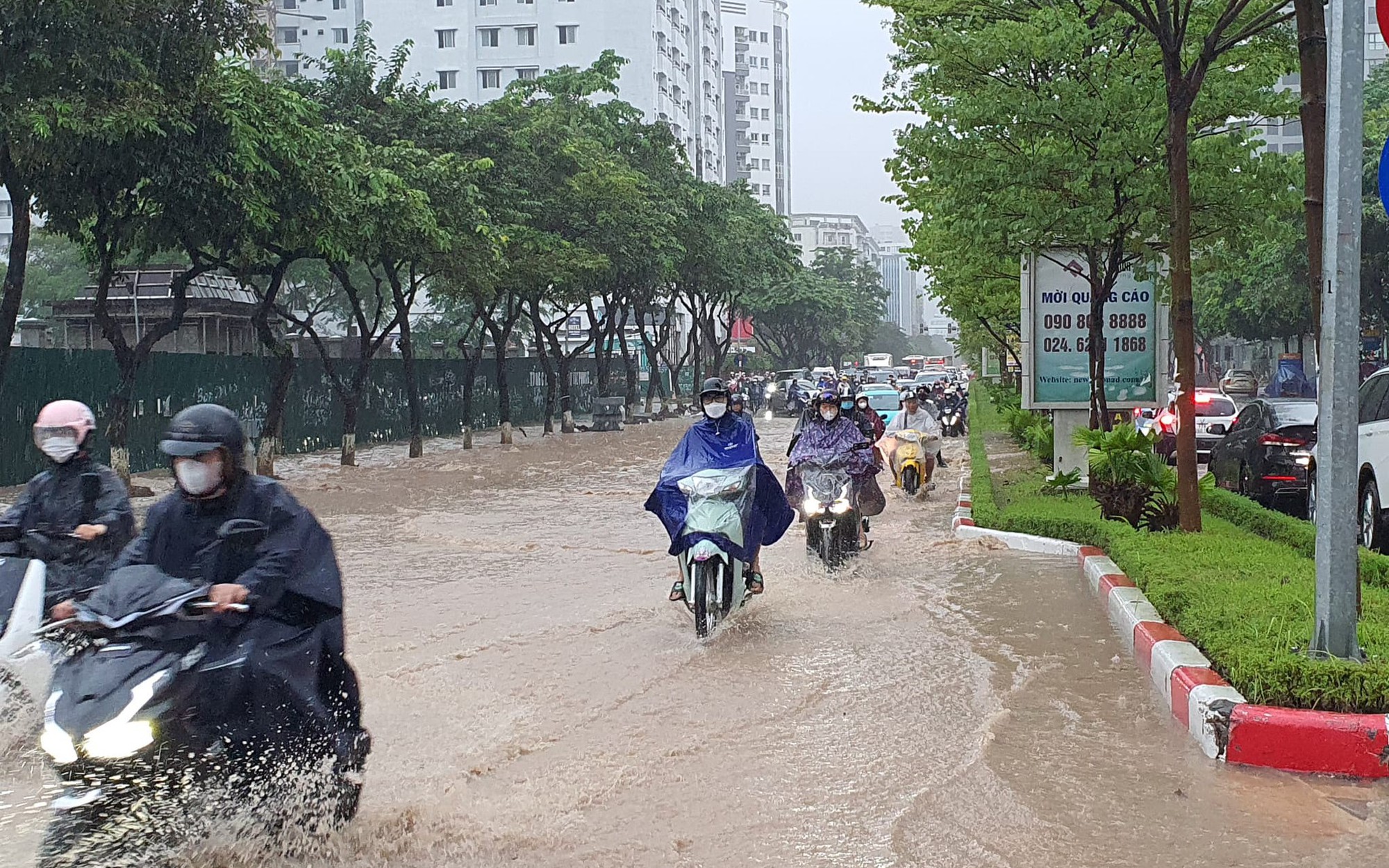 Miền Bắc tiếp tục hứng chịu những trận mưa như tr&uacute;t nước, nơi n&agrave;o l&agrave; t&acirc;m điểm mưa lớn? - Ảnh 2.