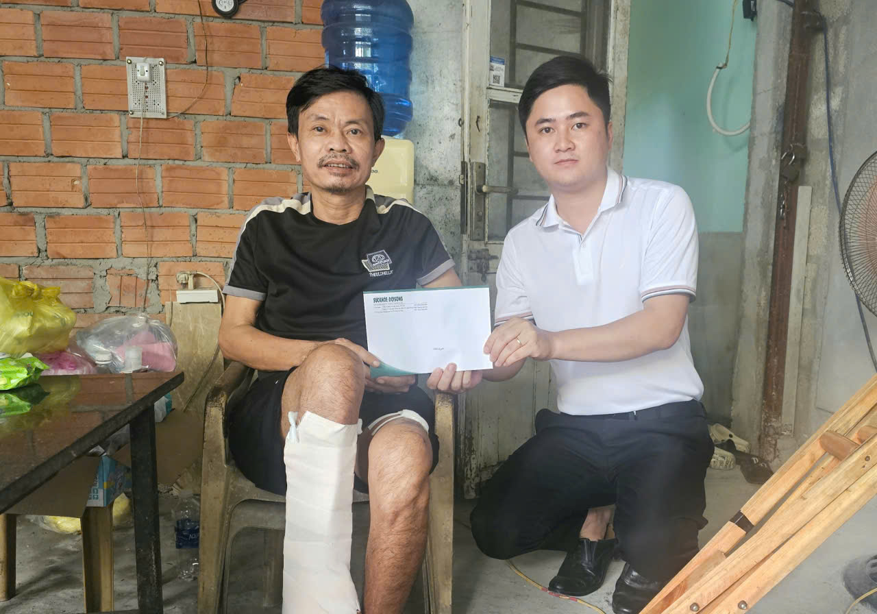 Bạn đọc B&aacute;o Sức khỏe & Đời sống tiếp sức người cha mắc ung thư nu&ocirc;i 2 con nhỏ ở Huế - Ảnh 1.