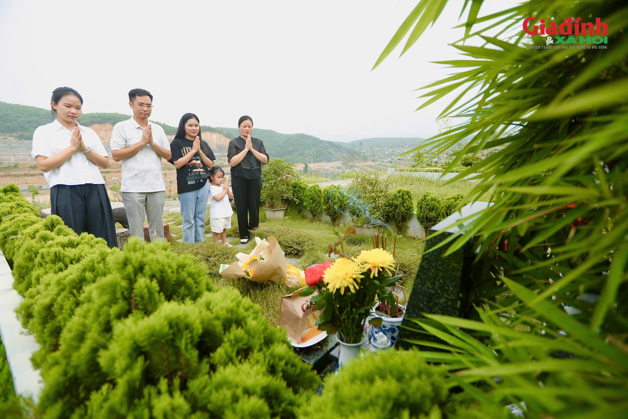 Trước Ng&agrave;y Gia đ&igrave;nh Việt Nam, nhiều gia đ&igrave;nh ở H&agrave; Nội chọn c&aacute;ch đặc biệt để dạy con ch&aacute;u về cội nguồn - Ảnh 4.