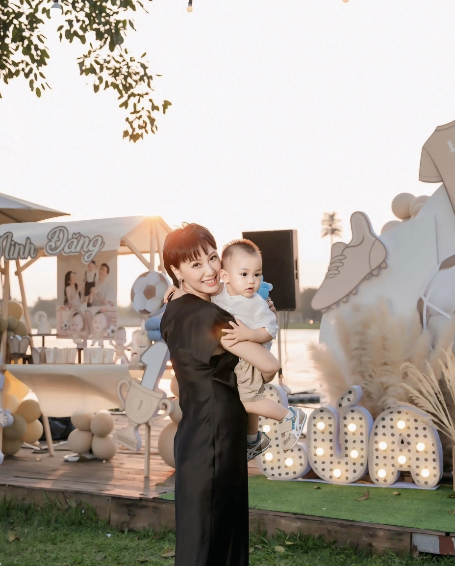 Mẹ vợ Đo&agrave;n Văn Hậu g&acirc;y ch&uacute; &yacute; với phong c&aacute;ch thời trang trẻ trung năm 2026 - Ảnh 3.