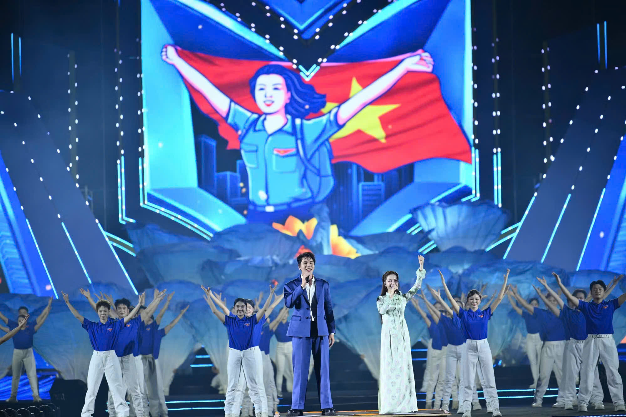 Ho&agrave; Minzy, Quang H&ugrave;ng MasterD khuấy động hơn 20.000 kh&aacute;n giả trong Concert Thanh Xu&acirc;n - Ảnh 1.
