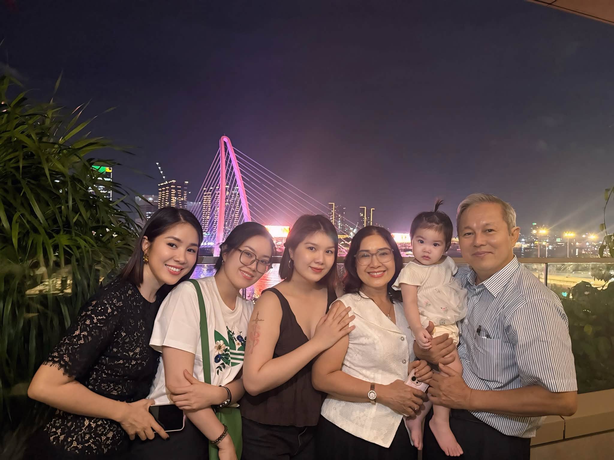 L&ecirc; Phương chia sẻ khoảnh khắc hạnh ph&uacute;c B&ecirc;n mẹ đẻ Bạch L&ecirc; trong sinh nhật 2026 - Ảnh 1.