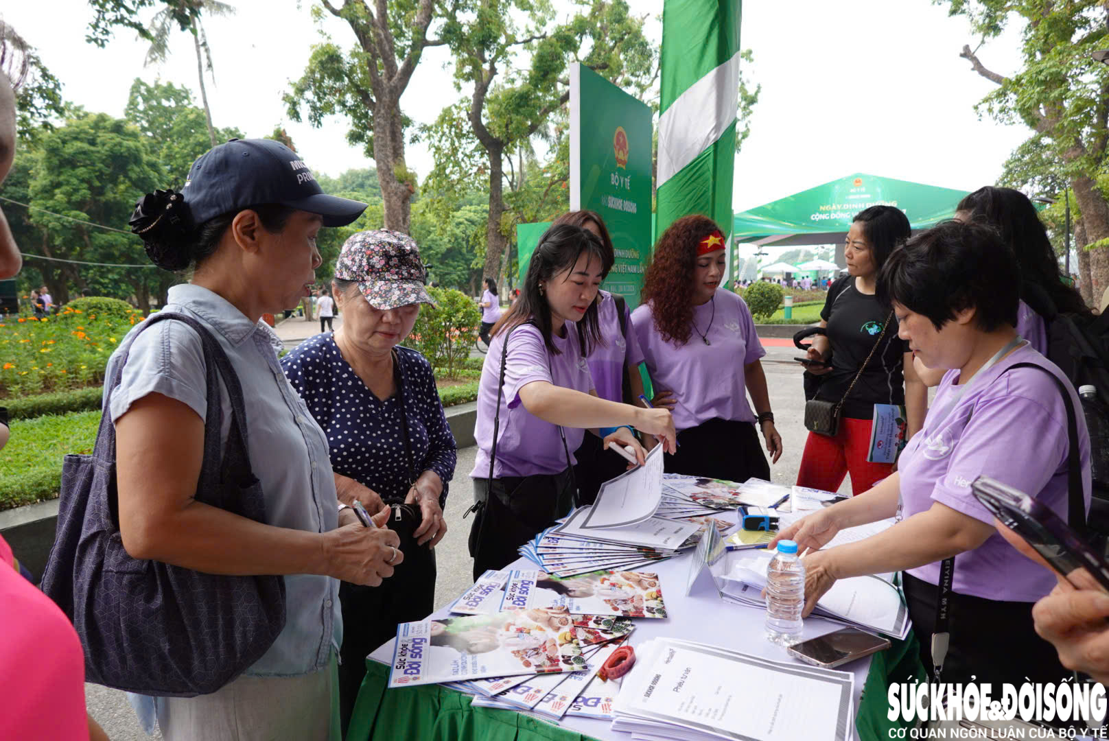 H&agrave;ng trăm người được tư vấn sức khỏe tại Ng&agrave;y Dinh dưỡng cộng đồng Việt Nam lần 7- Ảnh 2.