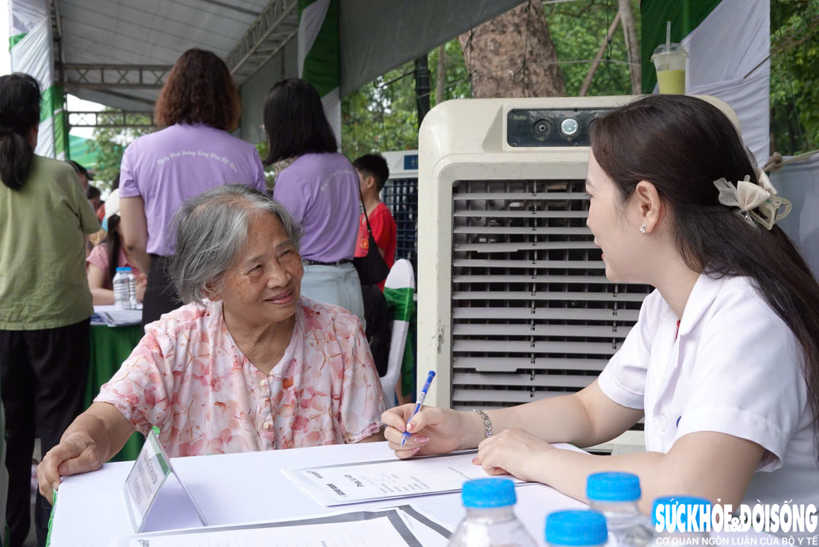 H&agrave;ng trăm người được tư vấn sức khỏe tại Ng&agrave;y Dinh dưỡng cộng đồng Việt Nam lần 7- Ảnh 3.
