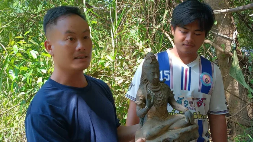 Đang c&acirc;u c&aacute;, người đ&agrave;n &ocirc;ng t&aacute;i mặt khi k&eacute;o l&ecirc;n vật nặng dưới nước, sự thật khiến ai cũng ngỡ ng&agrave;ng - Ảnh 2.