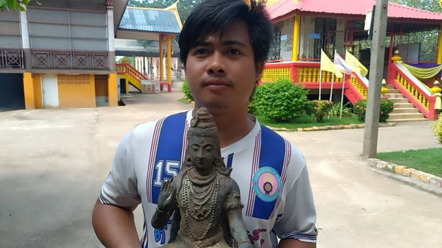 Đang c&acirc;u c&aacute;, người đ&agrave;n &ocirc;ng t&aacute;i mặt khi k&eacute;o l&ecirc;n vật nặng dưới nước, sự thật khiến ai cũng ngỡ ng&agrave;ng - Ảnh 1.