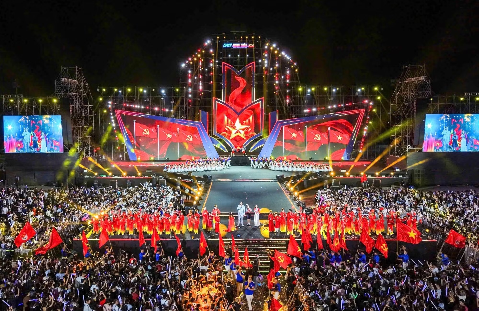 Ho&agrave; Minzy, Quang H&ugrave;ng MasterD khuấy động hơn 20.000 kh&aacute;n giả trong Concert Thanh Xu&acirc;n - Ảnh 13.