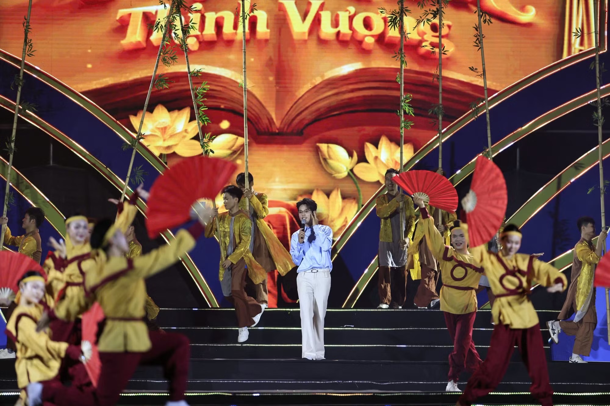 Ho&agrave; Minzy, Quang H&ugrave;ng MasterD khuấy động hơn 20.000 kh&aacute;n giả trong Concert Thanh Xu&acirc;n - Ảnh 8.