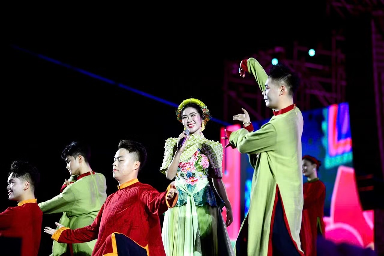 Ho&agrave; Minzy, Quang H&ugrave;ng MasterD khuấy động hơn 20.000 kh&aacute;n giả trong Concert Thanh Xu&acirc;n - Ảnh 9.