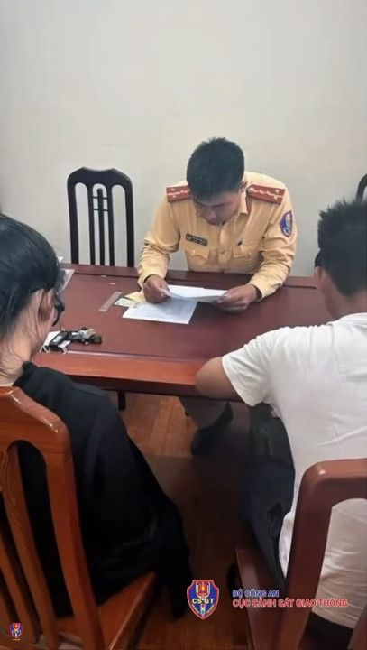 Tịch thu xe SH của thanh ni&ecirc;n 17 tuổi thể hiện l&aacute;i xe bằng ch&acirc;n - Ảnh 2.