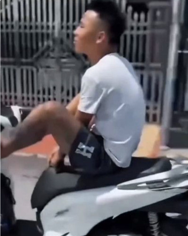 Tịch thu xe SH của thanh ni&ecirc;n 17 tuổi thể hiện l&aacute;i xe bằng ch&acirc;n - Ảnh 1.