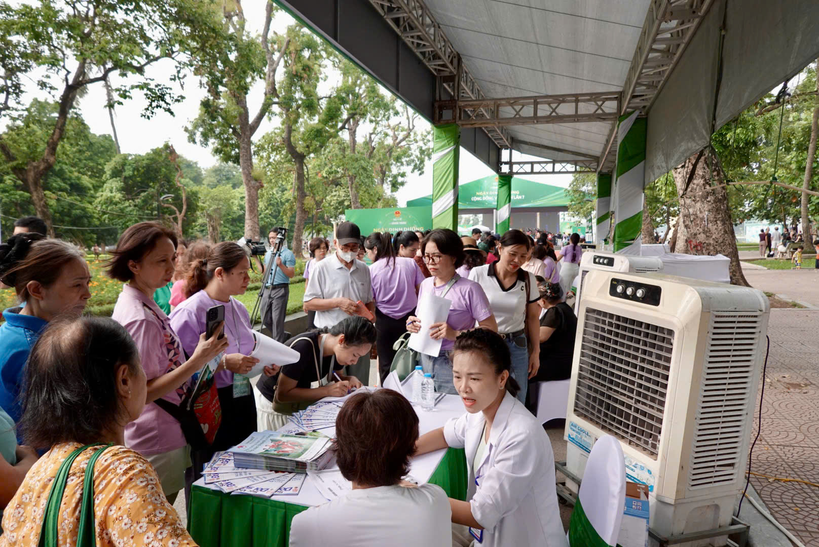 H&agrave;ng trăm người được tư vấn sức khỏe tại Ng&agrave;y Dinh dưỡng cộng đồng Việt Nam lần 7- Ảnh 1.