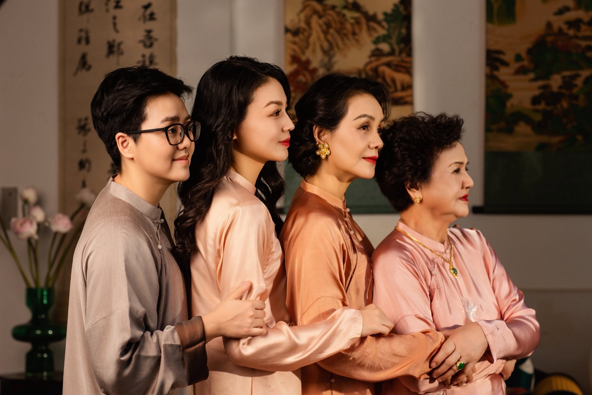 Bức h&igrave;nh 4 thế hệ nh&agrave; MC Hồng Nhung VTV g&acirc;y ch&uacute; &yacute; - Ảnh 2.