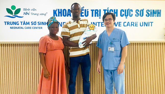 Vàng da nặng sau sinh, bé trai người Ghana rơi vào nguy cấp - Ảnh 2.
