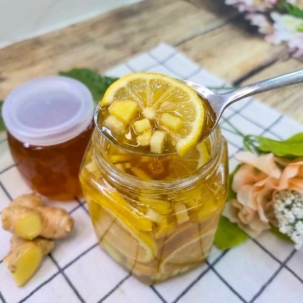 Đ&acirc;y mới l&agrave; c&aacute;ch ng&acirc;m chanh gừng đường ph&egrave;n mật ong tăng đề kh&aacute;ng, giảm ho - Ảnh 1.