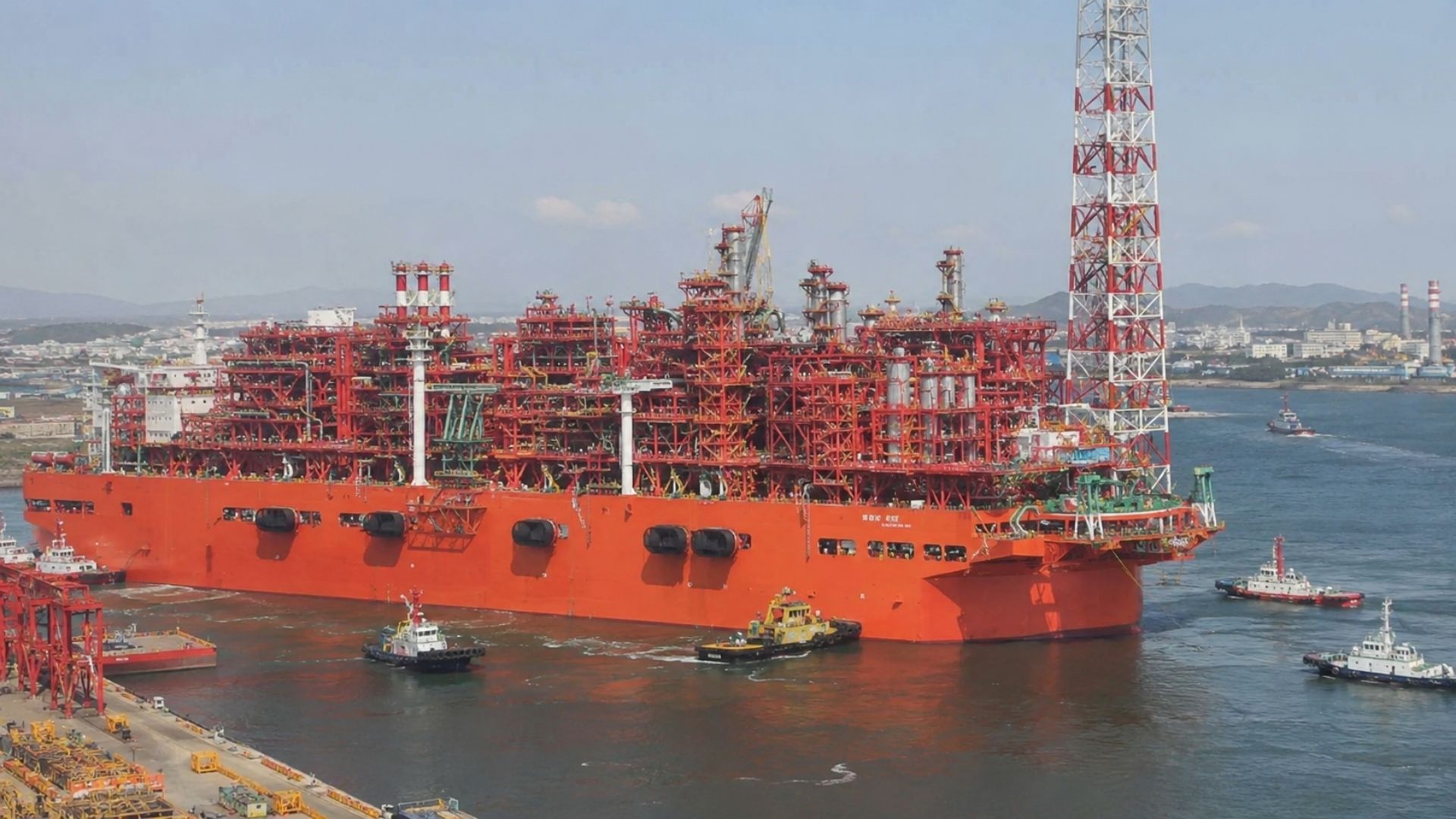 Phát hiện 'nhà máy nổi' dài 376 m rời Trung Quốc địa điểm cách xa 12.000 km - cung cấp hơn 2 triệu tấn 'vàng lỏng' mỗi năm - Ảnh 1.