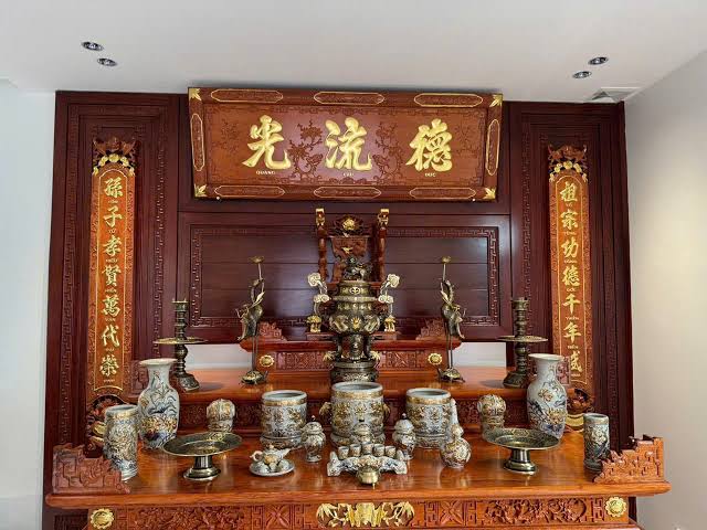 Những lỗi sai phổ biến khi b&agrave;i tr&iacute; b&agrave;n thờ v&agrave; c&aacute;ch khắc phục để đ&oacute;n t&agrave;i lộc - Ảnh 1.