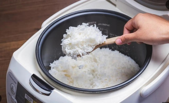 Mẹo khắc phục t&igrave;nh trạng nồi cơm cao tần nấu cơm nhanh thiu tại nh&agrave; - Ảnh 3.