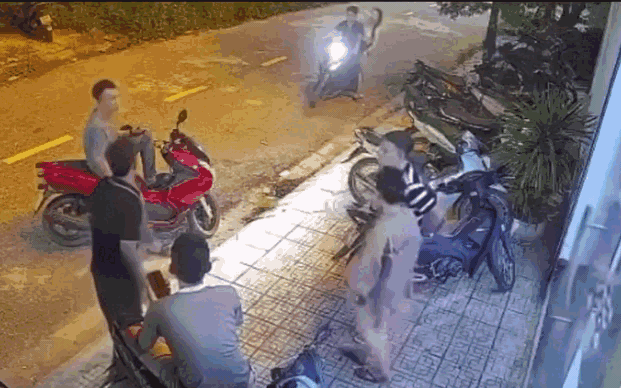 Hà Nội: Nhóm nam nữ 'hỗn chiến' trên vỉa hè phố Quang Trung, công an khẩn trương xác minh - Ảnh 2.
