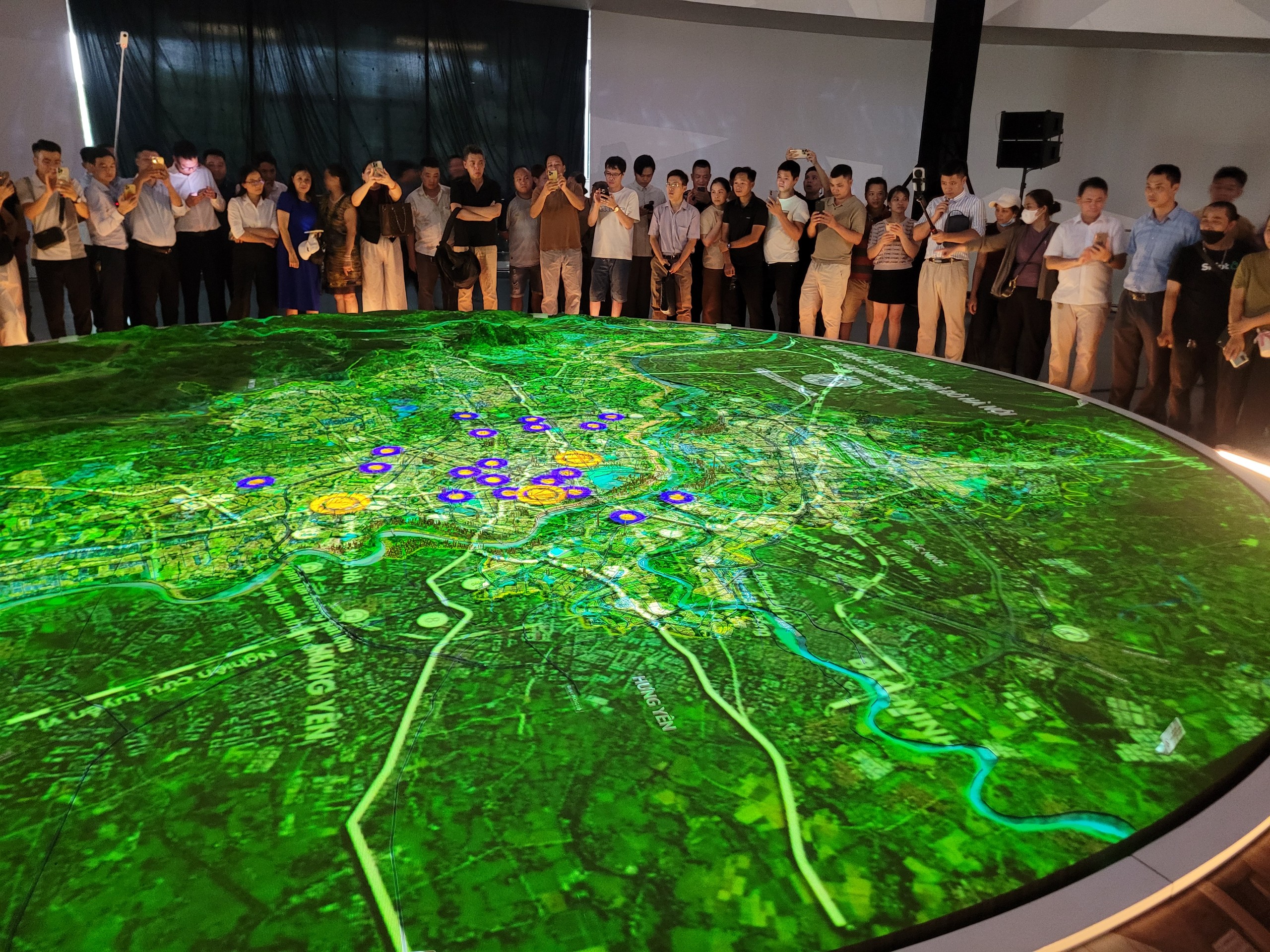 Xếp h&agrave;ng d&agrave;i xem Quy hoạch tổng thể Thủ đ&ocirc; H&agrave; Nội tầm nh&igrave;n 100 năm hấp dẫn - Ảnh 7.