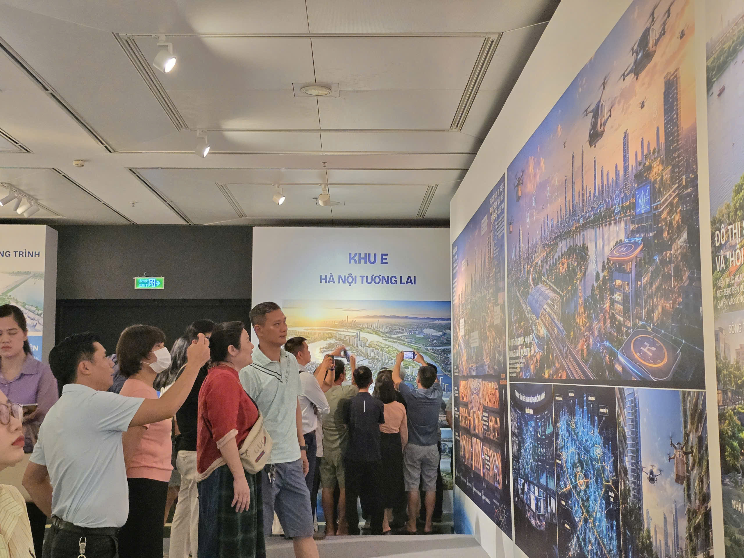 Xếp h&agrave;ng d&agrave;i xem Quy hoạch tổng thể Thủ đ&ocirc; H&agrave; Nội tầm nh&igrave;n 100 năm hấp dẫn - Ảnh 10.