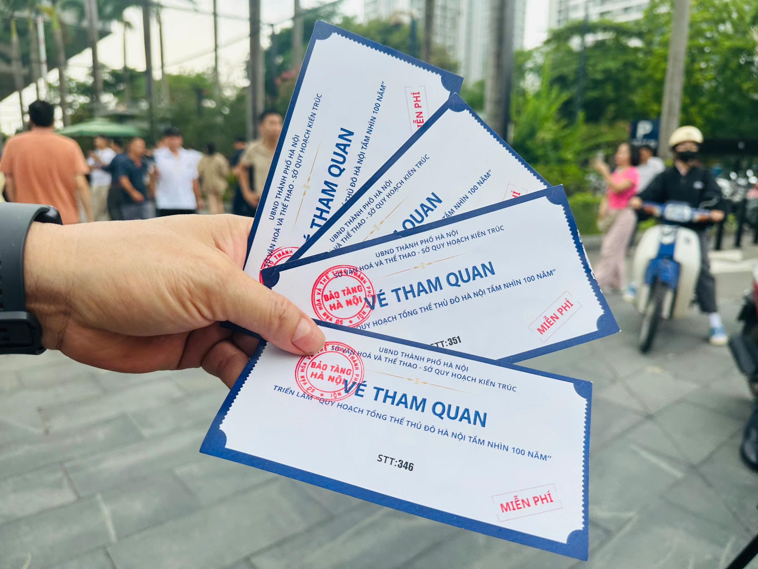 Xếp h&agrave;ng d&agrave;i xem Quy hoạch tổng thể Thủ đ&ocirc; H&agrave; Nội tầm nh&igrave;n 100 năm hấp dẫn - Ảnh 5.
