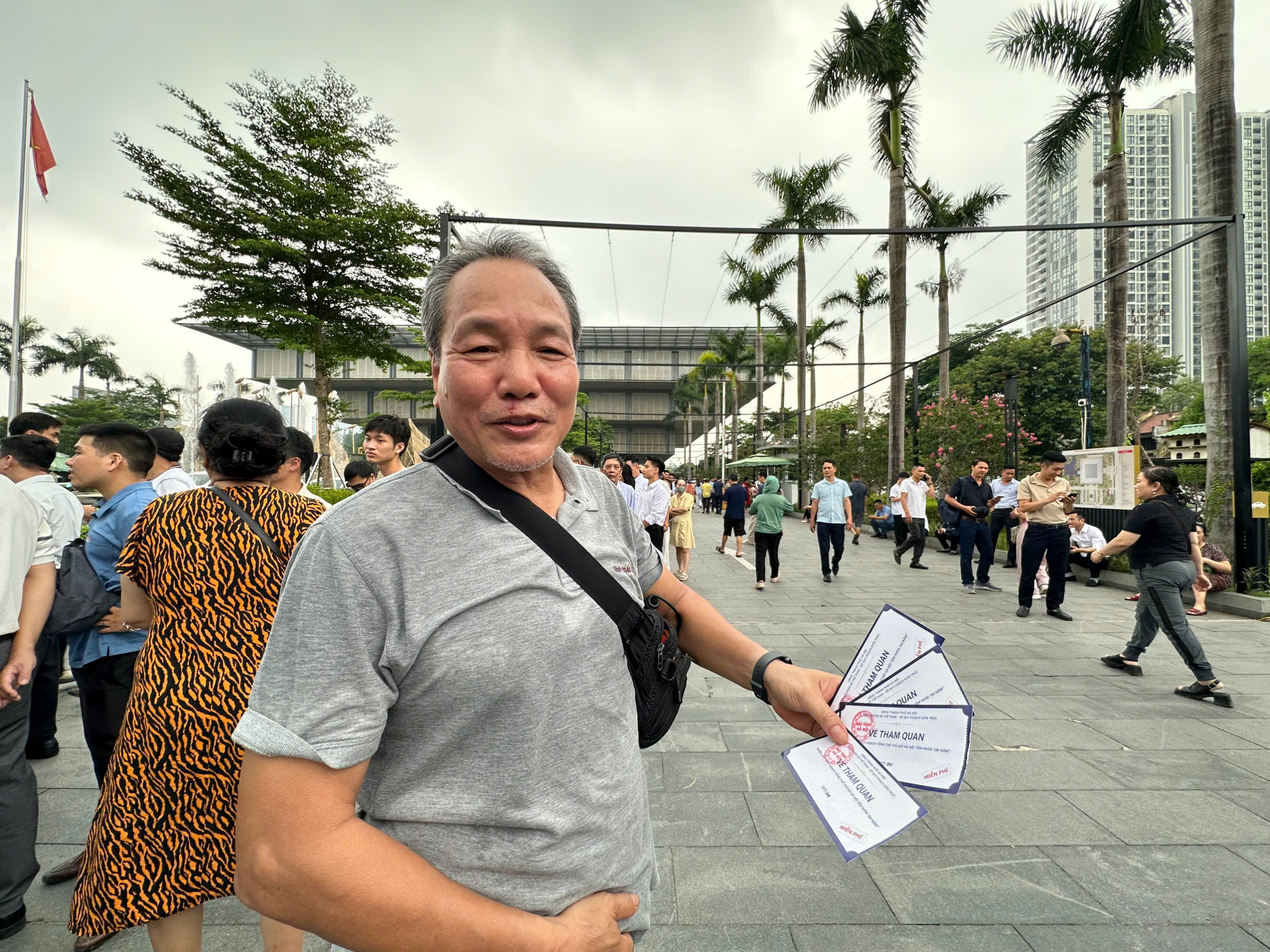 Xếp h&agrave;ng d&agrave;i xem Quy hoạch tổng thể Thủ đ&ocirc; H&agrave; Nội tầm nh&igrave;n 100 năm hấp dẫn - Ảnh 4.