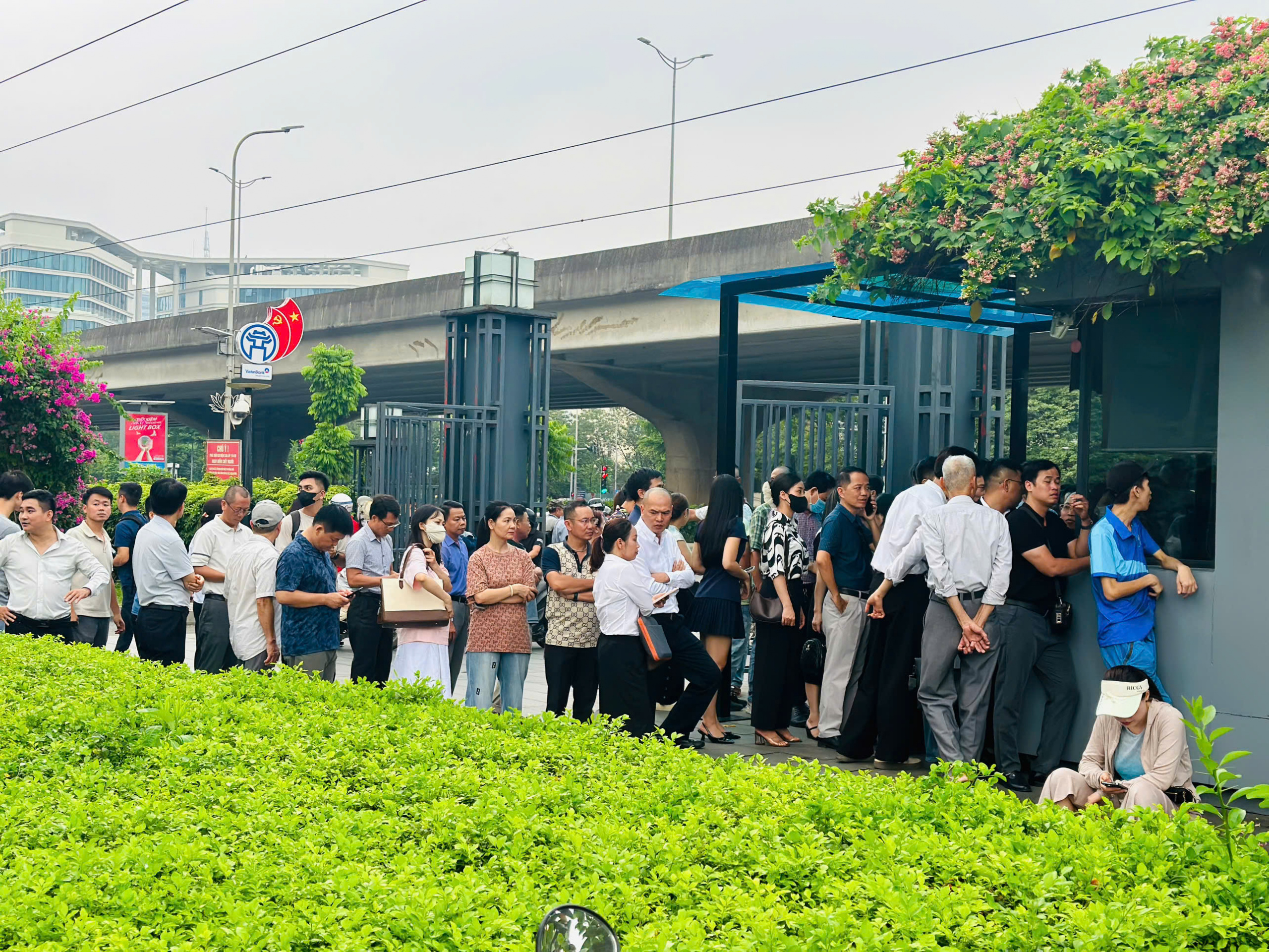 Xếp h&agrave;ng d&agrave;i xem Quy hoạch tổng thể Thủ đ&ocirc; H&agrave; Nội tầm nh&igrave;n 100 năm hấp dẫn - Ảnh 2.