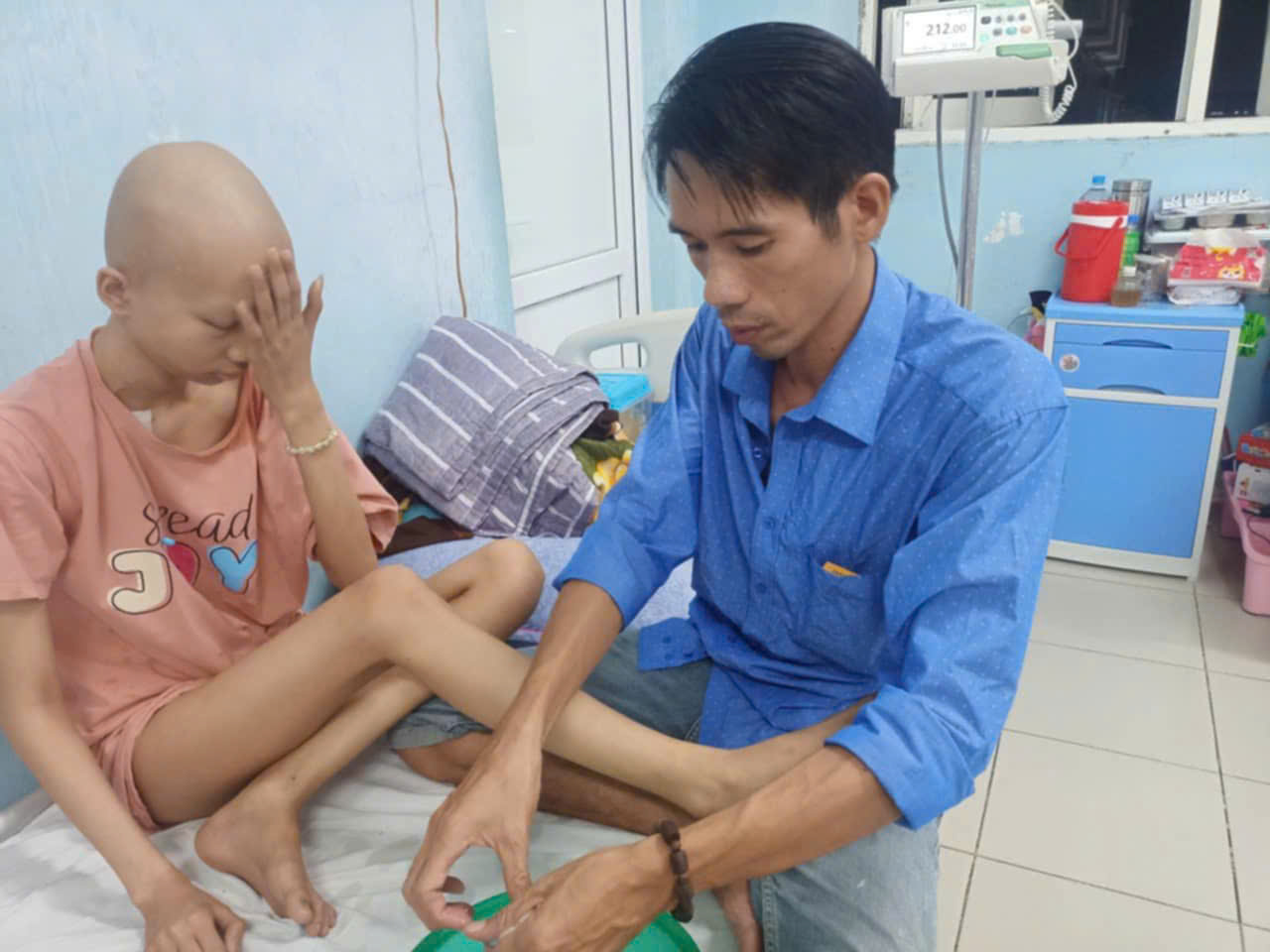 Cha mẹ ngh&egrave;o ở Huế mong ước 350 triệu đồng để n&iacute;u giữ đ&ocirc;i ch&acirc;n cho con g&aacute;i - Ảnh 1.