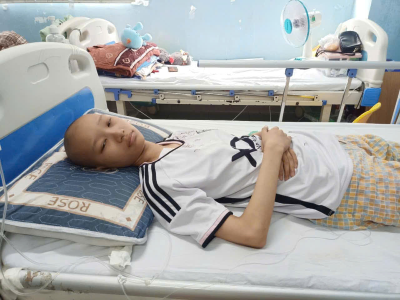 Cha mẹ ngh&egrave;o ở Huế mong ước 350 triệu đồng để n&iacute;u giữ đ&ocirc;i ch&acirc;n cho con g&aacute;i - Ảnh 2.