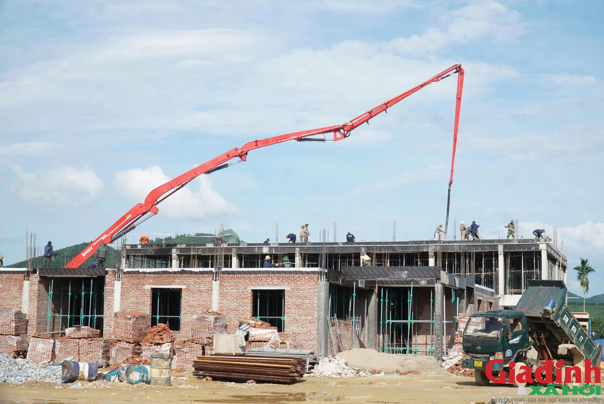 Gấp rút thi công hoàn thành 10 trường nội trú liên cấp biên giới trước năm học mới - Ảnh 2.