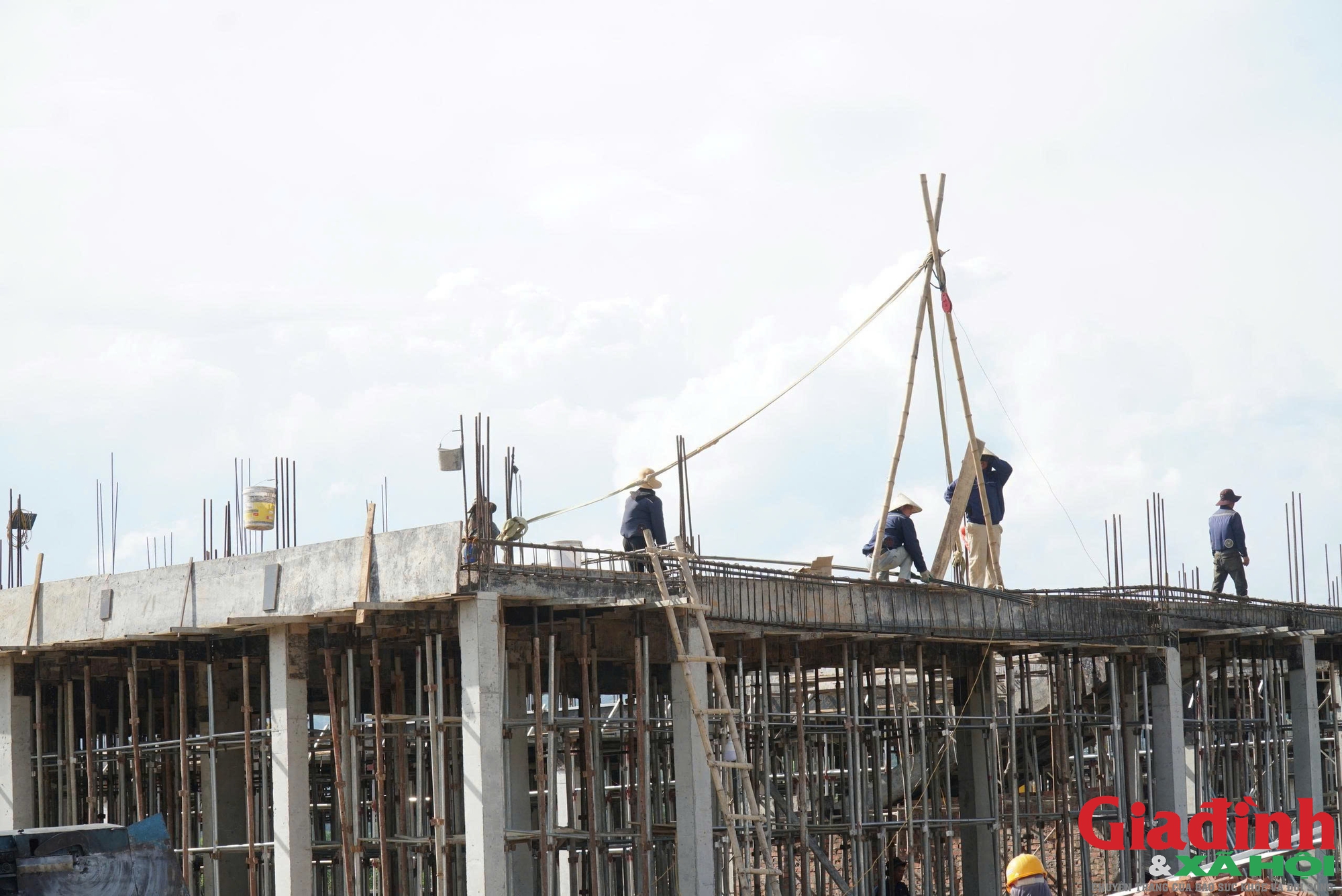 Gấp rút thi công hoàn thành 10 trường nội trú liên cấp biên giới trước năm học mới - Ảnh 3.