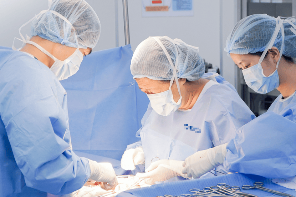 Mãn kinh 5 năm vẫn ra máu âm đạo, người phụ nữ 62 tuổi phát hiện ung thư tử cung - Ảnh 1.
